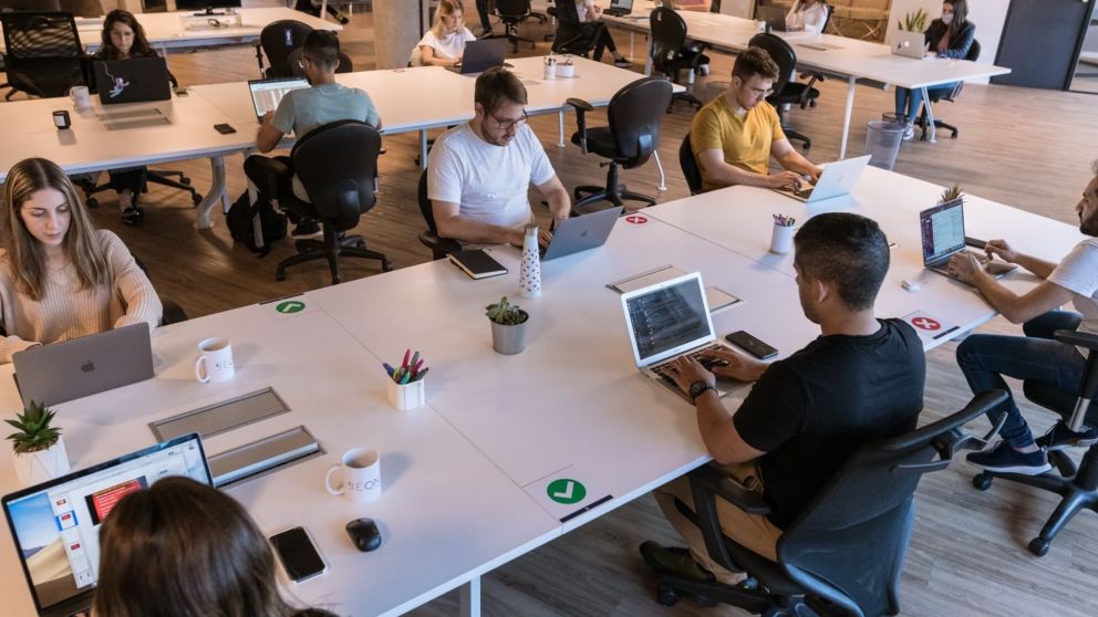 El sector tecnológico es el que registra los sueldos más altos