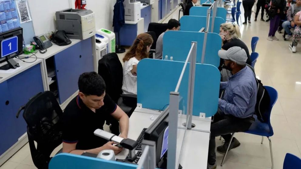 La dotación total de empleados en la administración pública nacional y empresas estatales fue de 285.733.