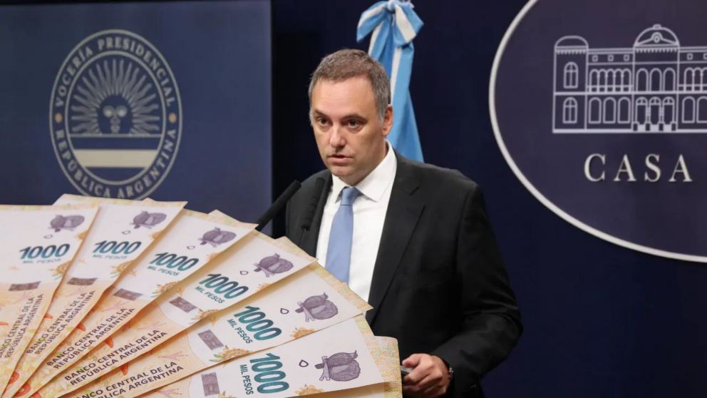 El aumento de abril lleva la firma del funcionario Manuel Adorni