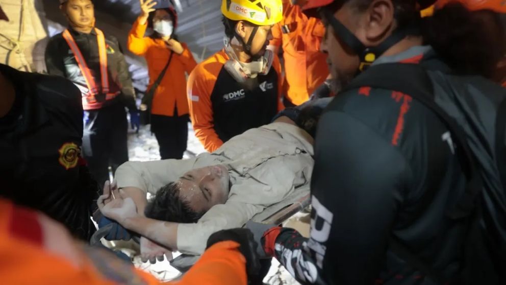 Los rescatistas contin�an intentando abrir accesos seguros entre los restos del edificio para evacuar a posibles sobrevivientes.
