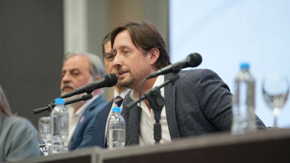 El titular de la FEL durante la apertura del evento en Santiago