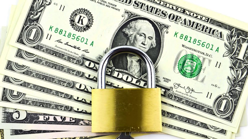 El Gobierno restringe las operaciones en dólares financieros para quienes compren dólar oficial.