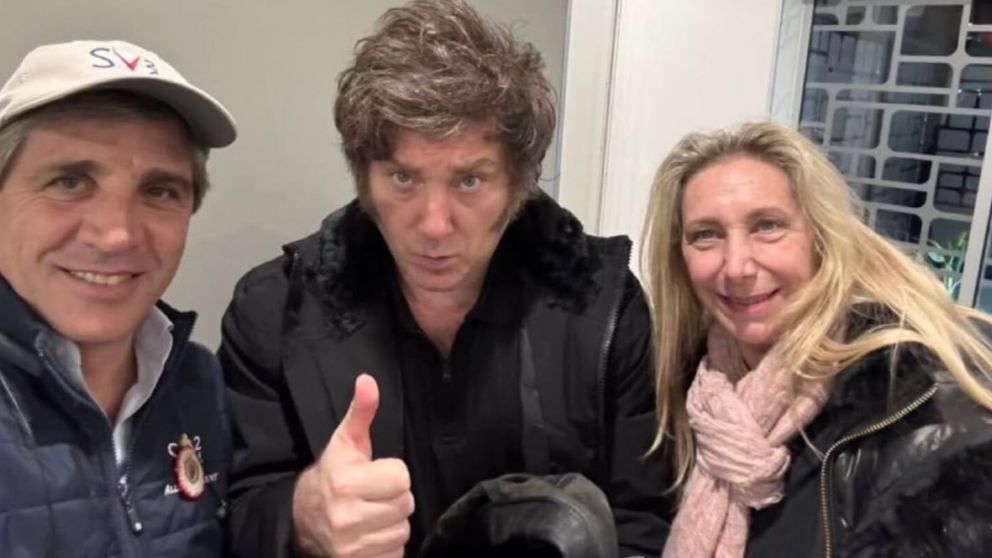 Milei y su hermana, Karina, regresar de Nueva York.