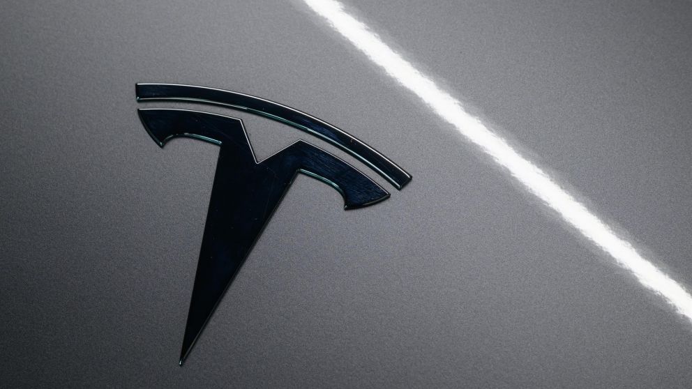 tesla defiende normas de emisiones en ee.uu. para impulsar autos eléctricos
