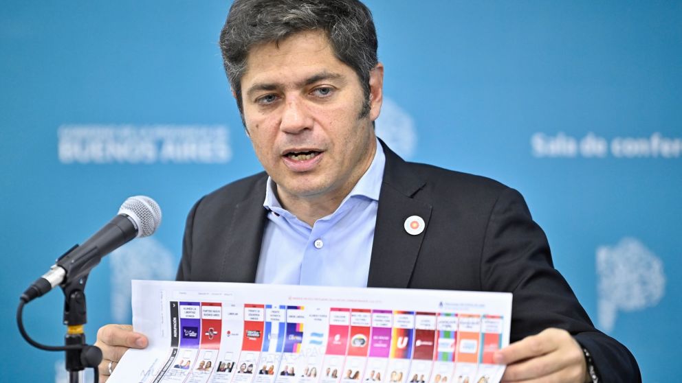 Kicillof presentó la nueva boleta de papel que se utilizará en octubre y afirmó que el cambio de sistema fue