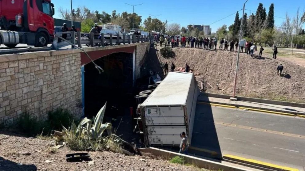Vecinos, tensión y balas de goma tras el vuelco de un camión con carne en Guaymallén.