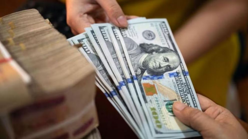 El dólar subió con fuerza tras el resultado electoral en Provincia, donde ganó el peronismo