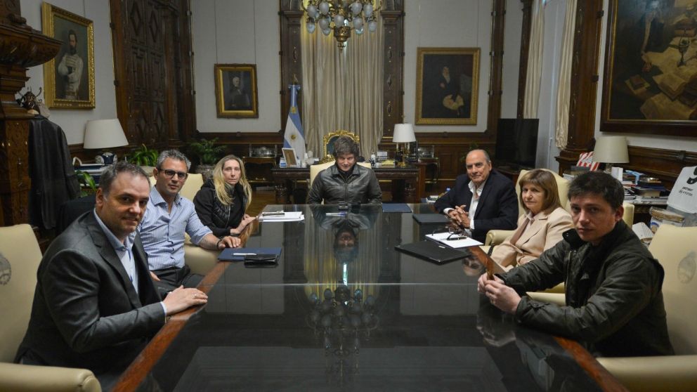 Javier Milei, con Karina Milei, Mart�n Menem y el resto de la mesa nacional.