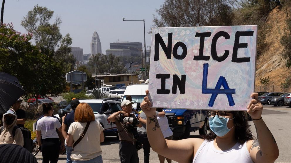 california impone restricciones a tácticas migratorias de trump