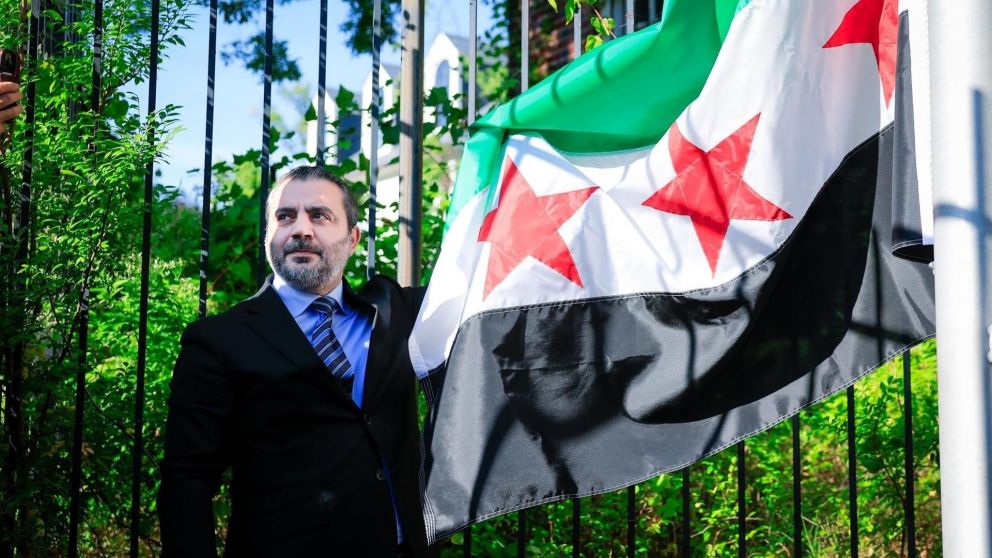 El ministro de Exteriores de Siria, Asaad al Shaibani, ha izado la bandera siria en la Embajada en Washington, marcando un hito histórico tras la caída del régimen de Bashar al Assad.