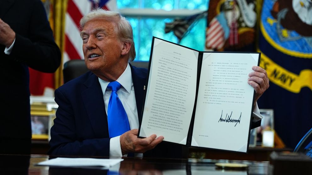 El gobierno de Estados Unidos ha decidido imponer una tarifa de 100.000 dólares anuales a los visados H1-B, destinados a trabajadores extranjeros altamente cualificados.