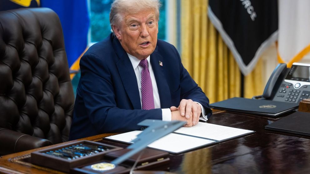 El presidente de Estados Unidos, Donald Trump, ha introducido una nueva política de inmigración que permite a ciudadanos extranjeros obtener visados de manera acelerada mediante un pago "voluntario" de un millón de dólares.