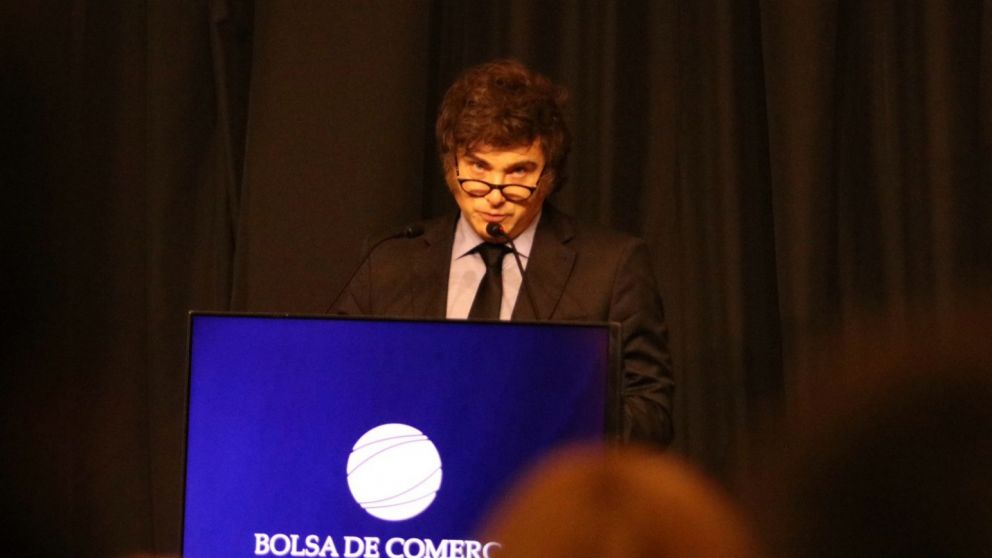Javier Milei brinda un discurso desde la Bolsa de Comercio de Córdoba.