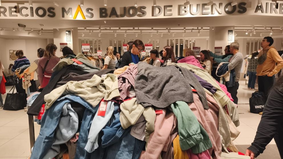Los comercios de la calle Florida bajaron los precios de la ropa