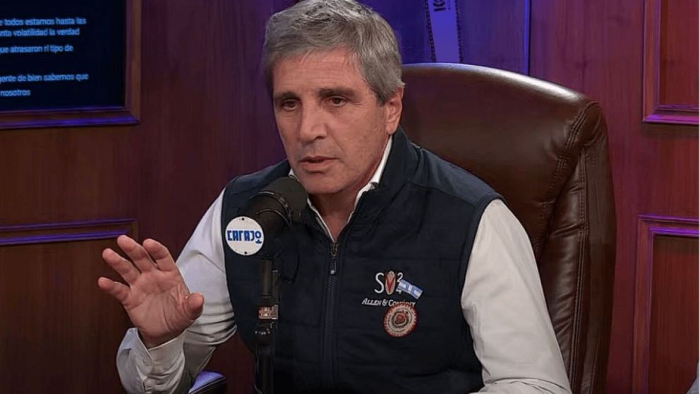 Luis Caputo defendió el plan económico de La Libertad Avanza y apuntó contra Axel Kicillof
