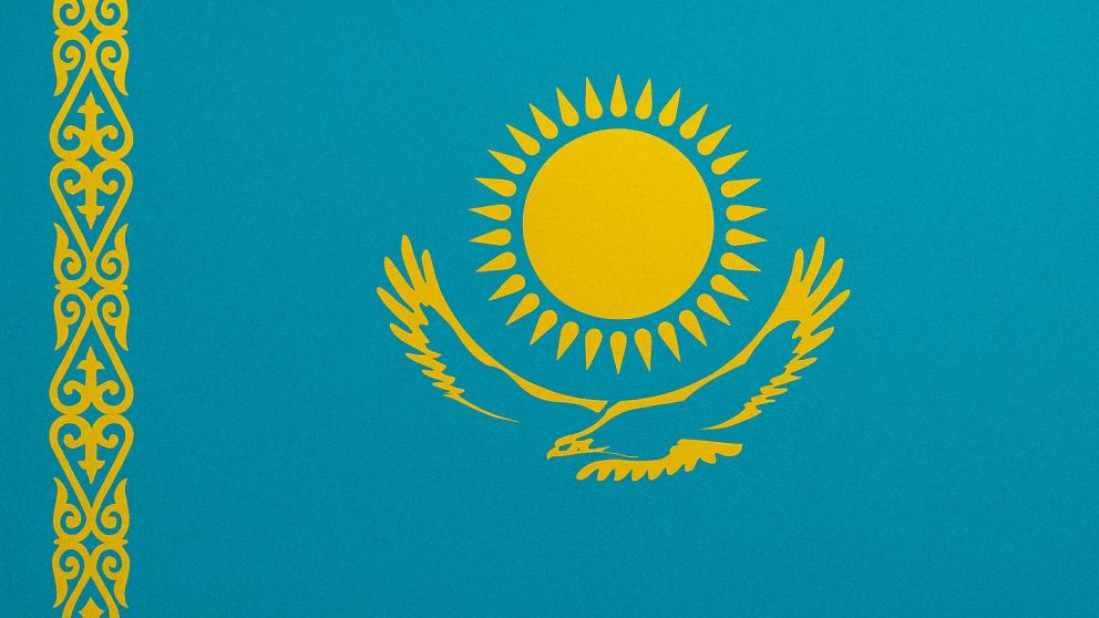 el significado oculto de la bandera de kazajistán: un cielo azul y un águila dorada