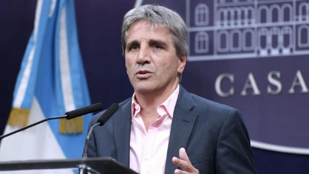 "No vamos a dejar que vayan pesos al mercado", aseguró Luis Caputo.
