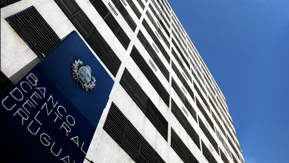 El Banco Central de Uruguay y la autoridad tributaria de ese país emitieron exhortos oficiales que confirman que no existe ningún lazo entre Rodríguez y esa compañía.