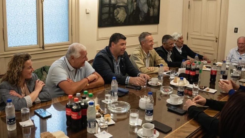 Debate sindical en la sede de UPCN
