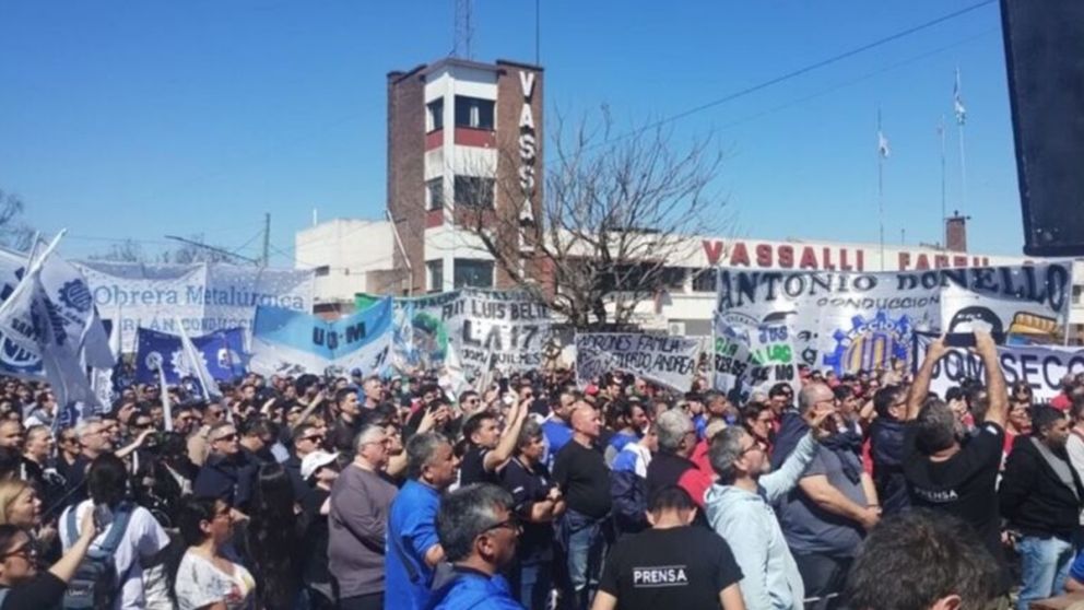 Multitudinaria marcha de vecinos y trabajadores de Firmat en apoyo a los 300 operarios que no cobran sus sueldos desde junio