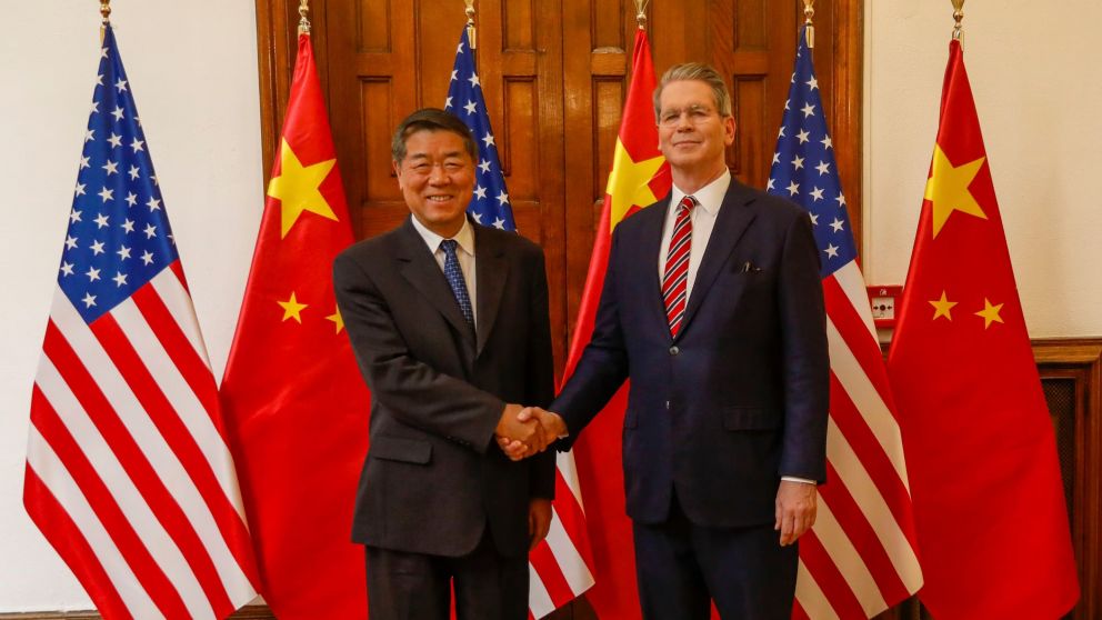 El Secretario del Tesoro de Estados Unidos, Scott Bessent en su reunión con el viceprimer ministro chino chino He Lifeng.