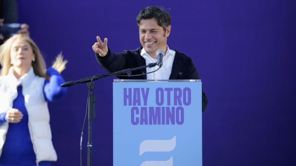 Tras la aplastante paliza electoral, Kicillof reiteró la necesidad de establecer un diálogo con el presidente: "Milei será un irresponsable como es, pero yo no, y tengo que hablar con él".