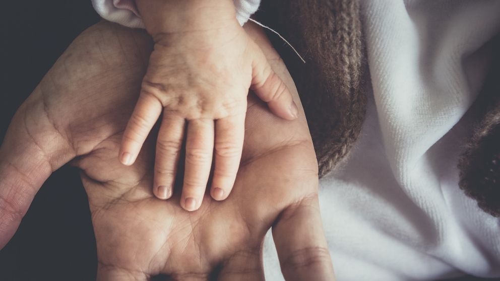 Investigadores de la Universidad Politécnica de Madrid proponen la medición de la fuerza de la mano como un indicador clave de la salud en niños y adolescentes.
