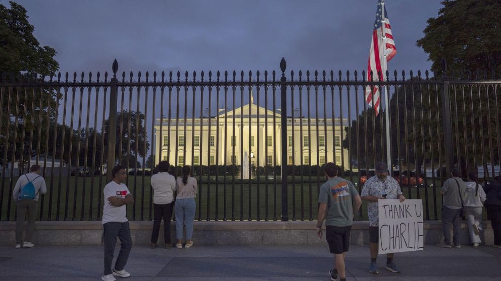Las autoridades estadounidenses han encontrado el arma utilizada en el asesinato del activista Charlie Kirk en Utah, pero el tirador sigue sin ser capturado.