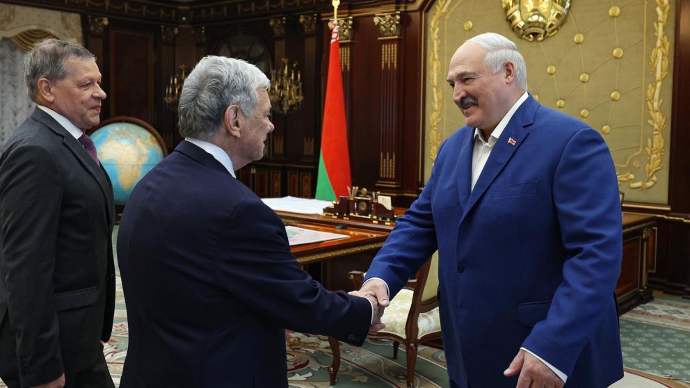 Lukashenko libera a 52 presos tras reunión con enviado de Donald Trump