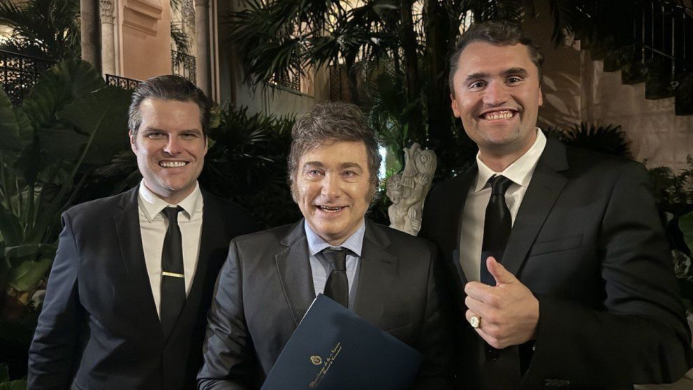 Milei junto a Charlie Kirk (derecha).
