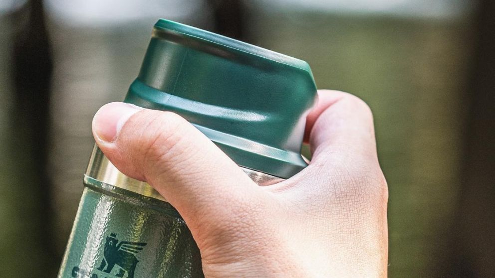 Aunque parezca que un termo solo necesita agua para mantenerse limpio, la realidad es que requiere una rutina de higiene específica.