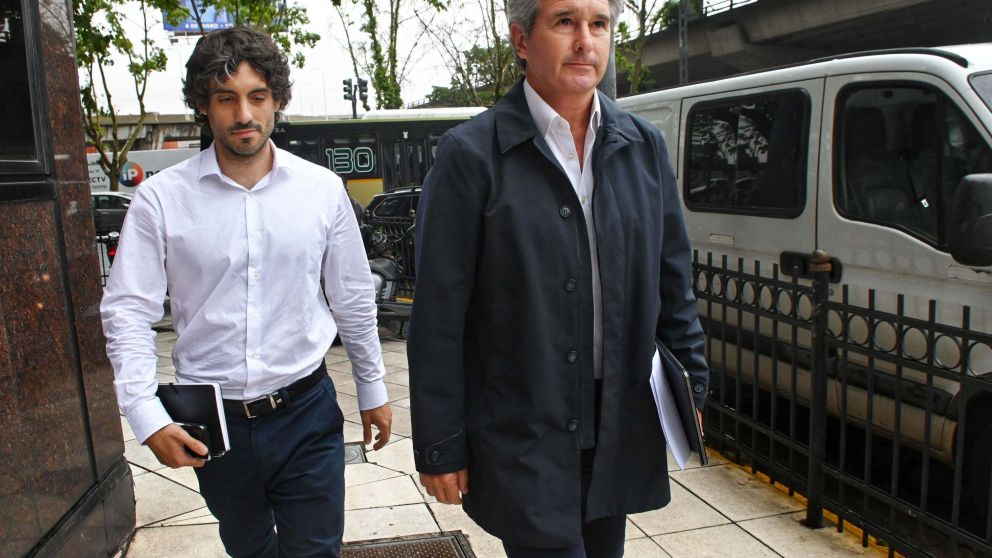 El secretario de Finanzas, Pablo Quirno, secundado por el asesor Martín Vauthier