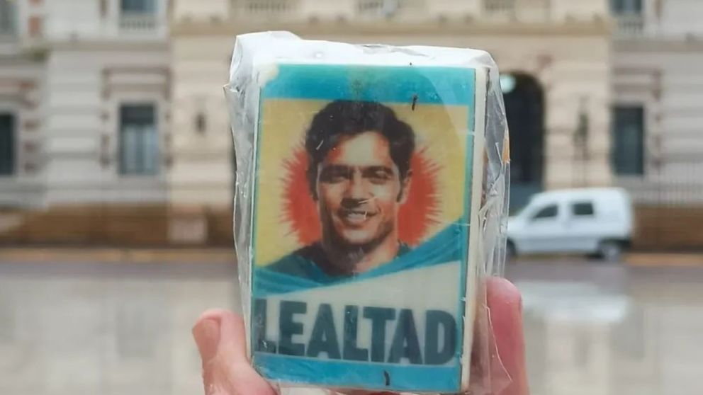 Hasta venden alfajores peronistas con la cara de Axel Kicillof