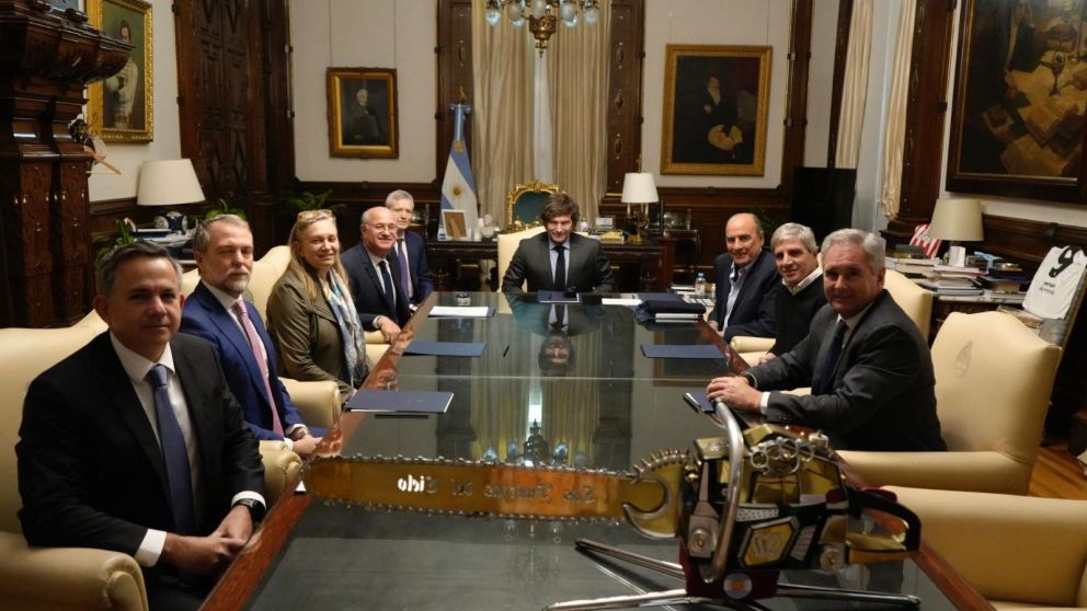 Javier Milei, junto a Luis Caputo y Guillermo Francos, recibió en Casa Rosada a enviados del BID, en un encuentro en el despacho presidencial.