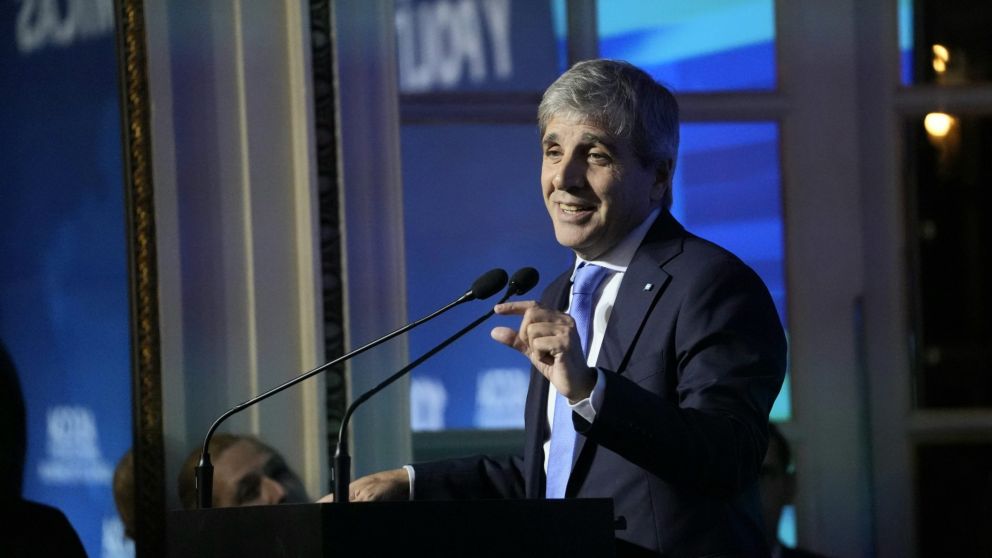 Luis Caputo salió a tratar de frenar los rumores de devaluación