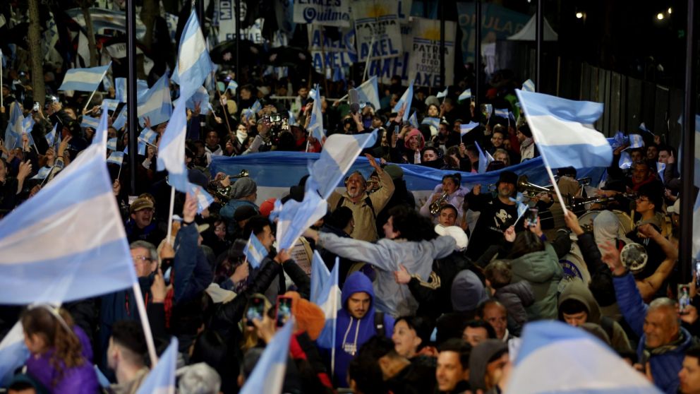 El peronismo desbord� de alegr�a durante los festejos callejeros en La Plata