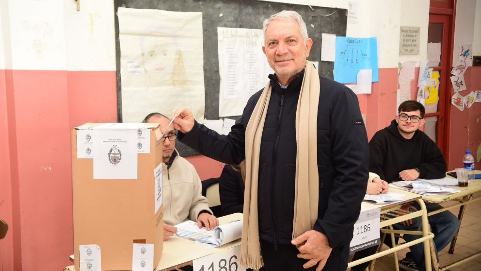 Julio Alak vot� este domingo en la Escuela Primaria N�38 de Gonnet.