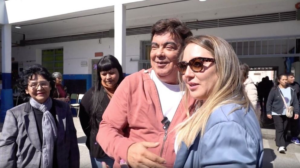 Fernando Espinoza emitió su voto en la Escuela Primaria N° 153 de Villa Luzuriaga, acompañado por su familia.