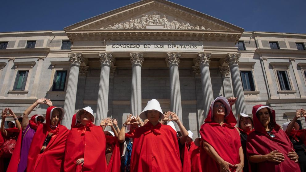 Más de 500 mujeres se reunieron en Madrid para exigir al Gobierno español una postura firme contra los "vientres de alquiler", una práctica que consideran violenta y explotadora.