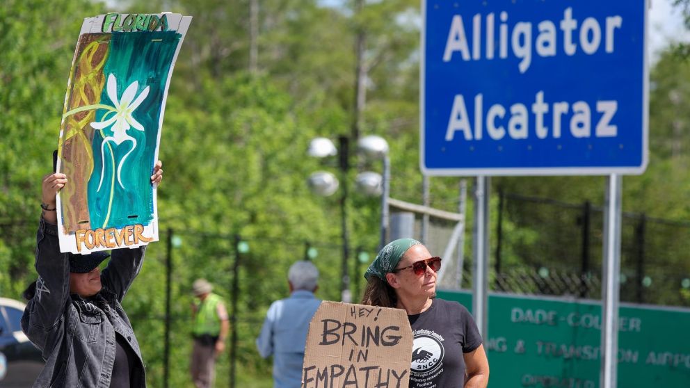 tribunal de eeuu bloquea orden que limitaba ingreso de migrantes en 'alligator alcatraz'