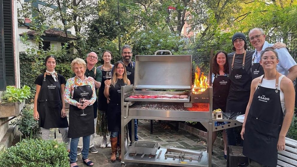 Una familia abre las puertas de su casa en Belgrano R y enseña el ritual del asado a turistas