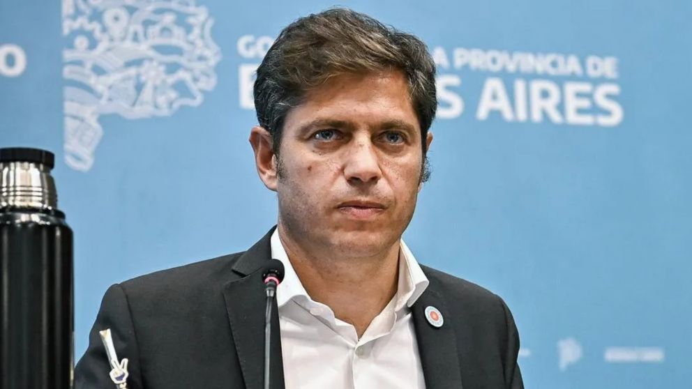 Axel Kicillof al frente contra Milei.