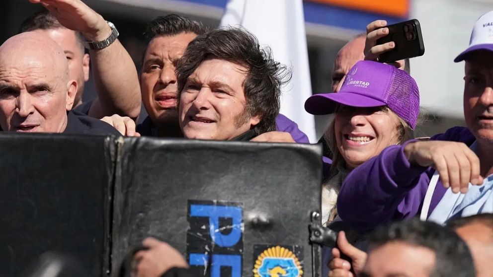 Milei participó de una caravana por Lomas de Zamora.