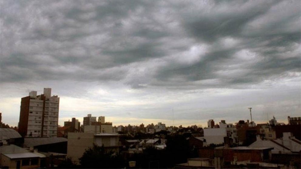 Jornada dominical con nubes y frío en la ciudad.