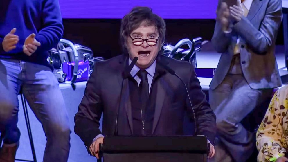 Milei apuntó contra periodistas y les dijo "espías"