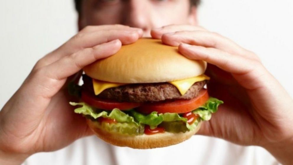 Un reciente estudio de Aegon revela que el 48% de los españoles percibe que la subida de precios ha afectado negativamente su dieta.