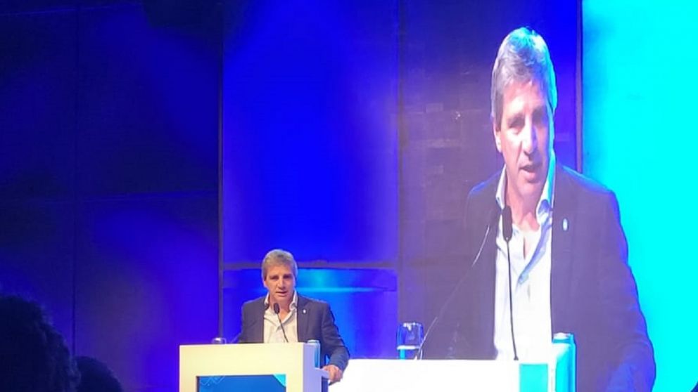 El ministro de Economía, Luis Caputo, con problemas de tasas, dolar y actividad