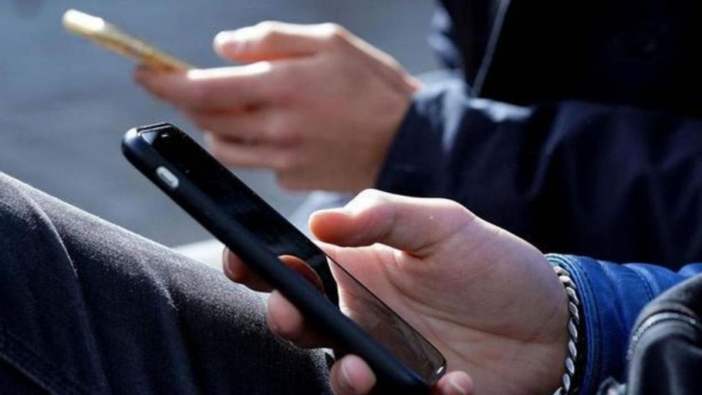 Regulan el uso de teléfonos celulares en las aulas, mirá la razón