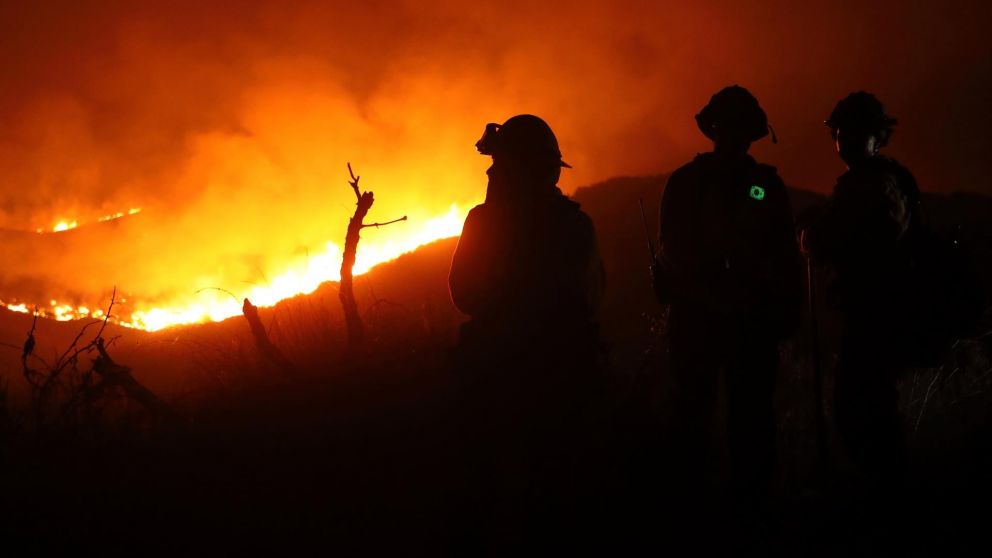 El Servicio de Migración de EE.UU. detuvo a dos contratistas mexicanos en situación irregular mientras combatían un incendio en Washington.