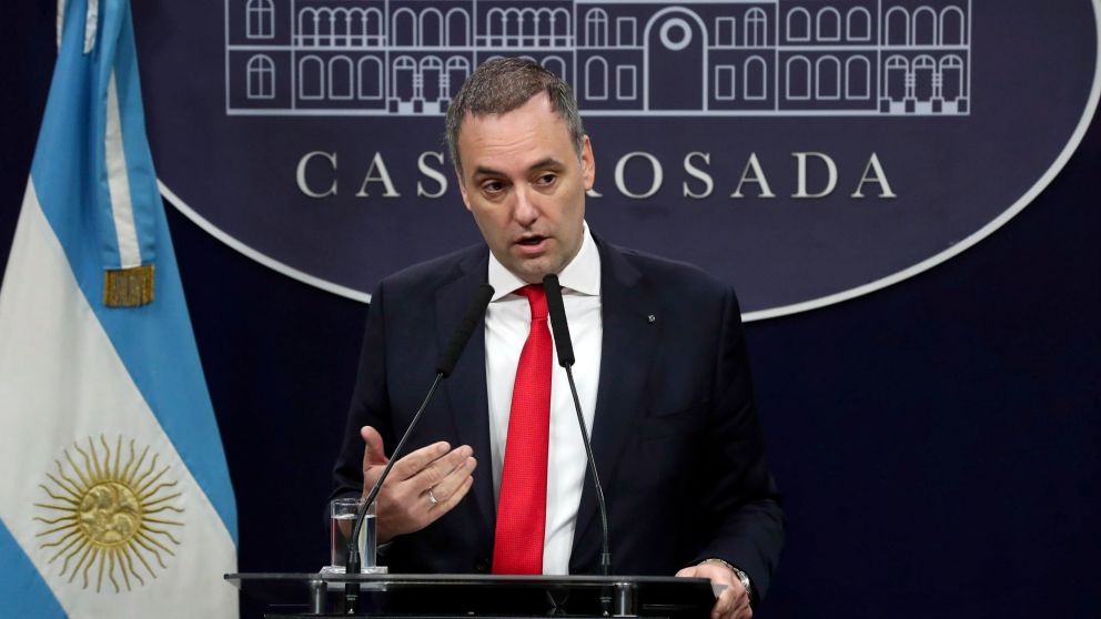 Adorni busca calmar las aguas